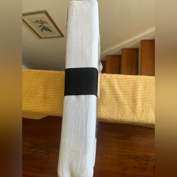 FieldCrest Luxury, table cloth with storage bag. - Picture 3 of 4